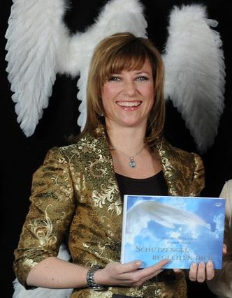 Книга "Секреты ангелов" была написана в соавторстве с пис...